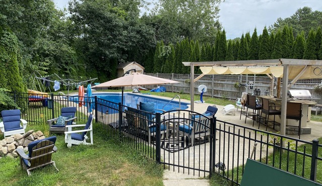 Family Summer Oasis- pets allowed, near beaches, swimming pool, outdoor kitchen!