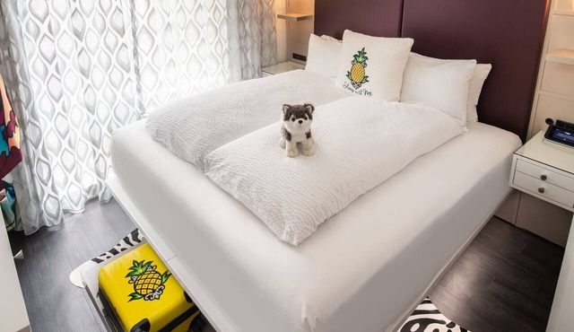 Fashionista King Space, Artsy Boutique Hotel: Relaxing Stays, Near Broadway