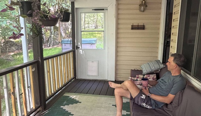 Forest Getaway Chalet: Pool, Lake, Hot Tub, & Pets: Poconos/Catskills/Masthope
