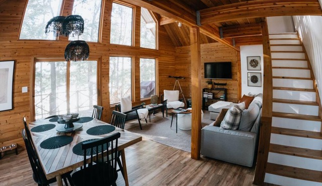 Four Season Cozy Cottage on the Lake.