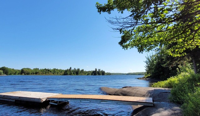 Four Season Lakefront Oasis with many amenities