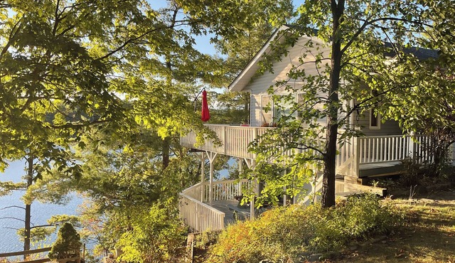 Four Season Retreat! Spacious 3-bedroom cottage on Desert Lake with WiFi, AC