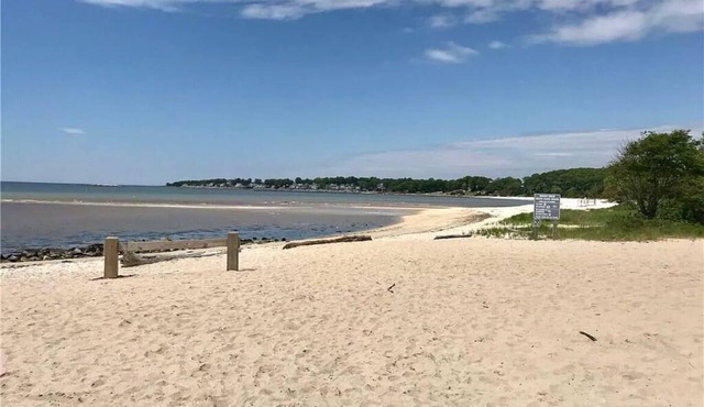 FRESH FUN SPACIOUS! 4bed 4bath getaway RELAX and PLAY walk to private beach
