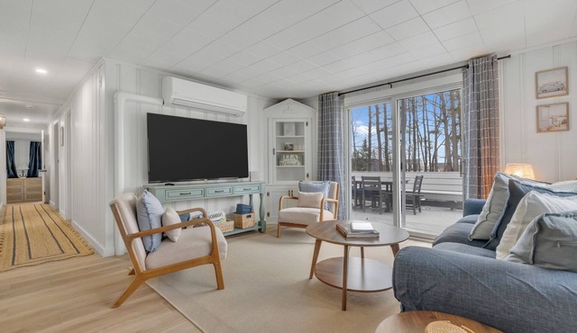 Freshly updated and full of coastal cottage charm, this easy beach escape is under half a mile from Long Sands Beach, with AC throughout, plenty of parking, and a Solo Stove firepit for laid-back nights outside—plus no weekly stay required.