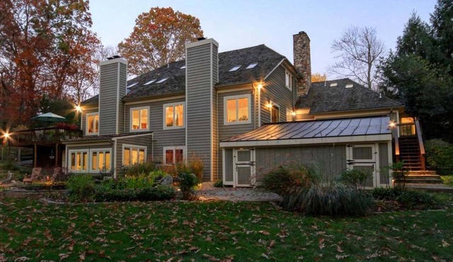 FULLY FURNISHED 2-bedroom walkout basement apartment in serene Great Falls.