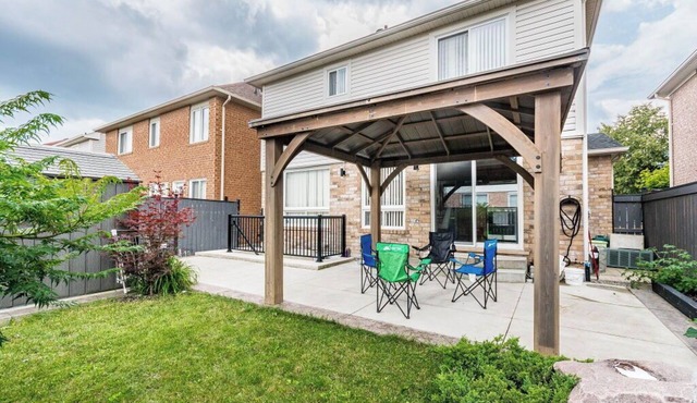 Garden 2 Bedroom Apartment - Free Parking/Wifi/Laundry/Workstation