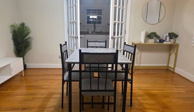 Getaway Retreat in the Heart of Parkville! ! !