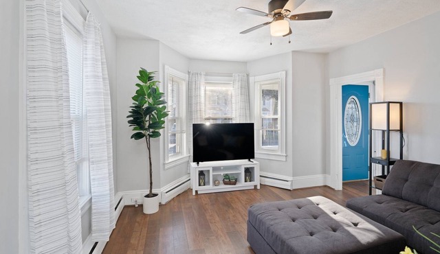 Gorgeous Duplex In A Quite & Safe Area, Minutes From Providence in East Providence