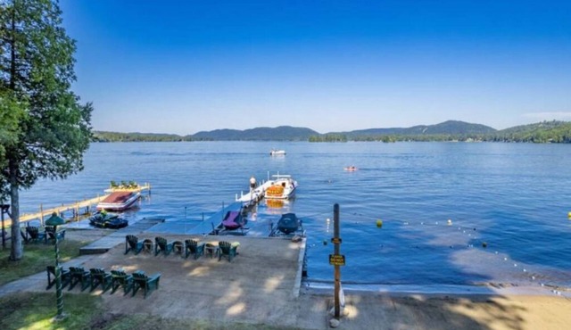 Gorgeous Escape Steps Away from Fourth Lake at Stiefvater's Lakeside Cottages