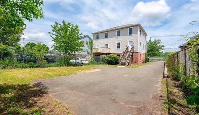 Gorgeous Waterfront 3 Bedroom, 1.5 Bathroom Unit.