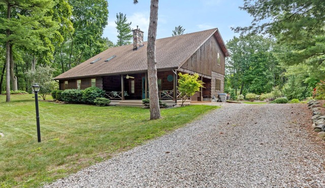 GRAND COTTAGE IN PORT FRANKS, HOT TUB. PET-FRIENDLY!