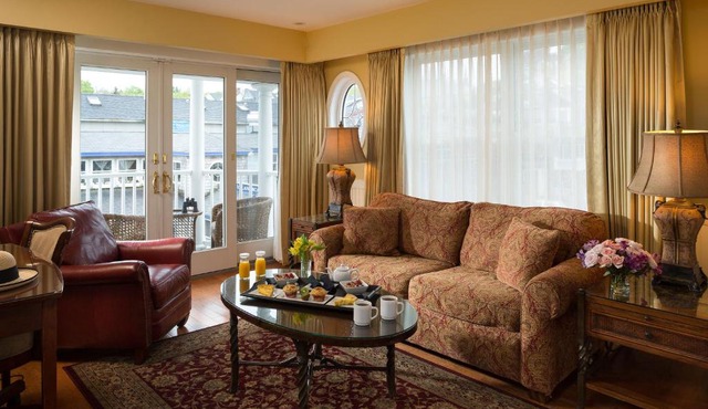 Grand Harbor Inn