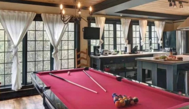 Grand Loft, Lake, Pool table, 2 beds, Jacuzzi, 10 minutes from Casino Lac Lemay,