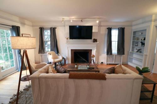 Grand Mid-Century 3BR Near University Game Rm
