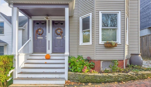Great 2 bedroom apartment on Munjoy Hill! Private backyard - walk everywhere!