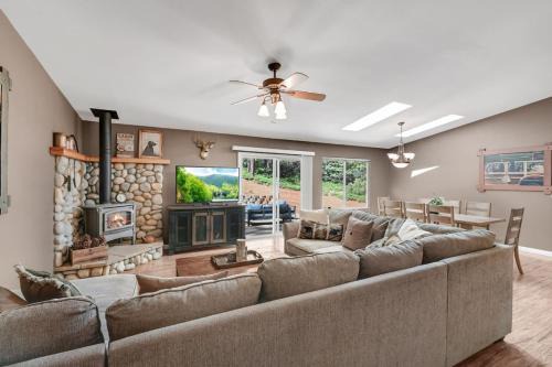 Great Cabin with AC Firepit Fireplace in Arnold