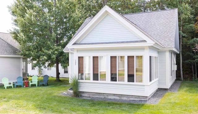 Great cottage in Summer Village with Central Air close to ocean! Walk in Shower!
