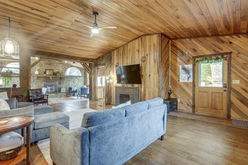 Great for Groups! Spacious Melcroft Home w/Deck in White