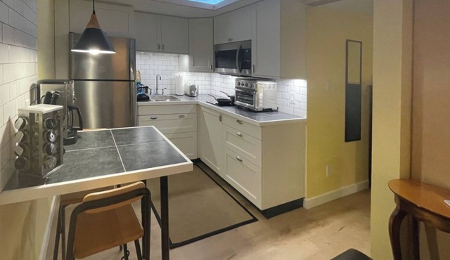 Great Mid-Town Toronto Bachelor Suite Convenient to Downtown and Airport