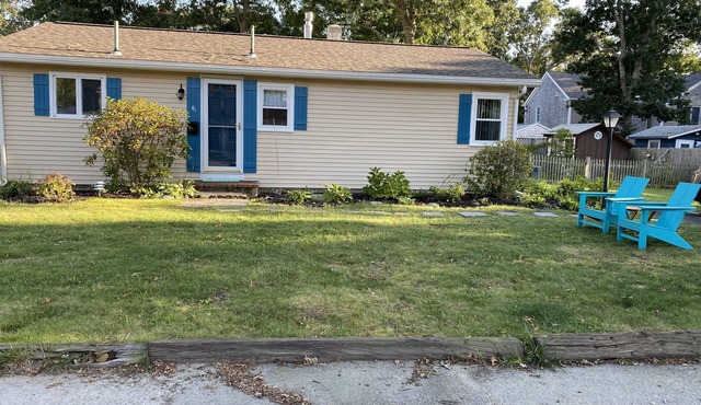 Great Pond House - 1 minute walk to private beach