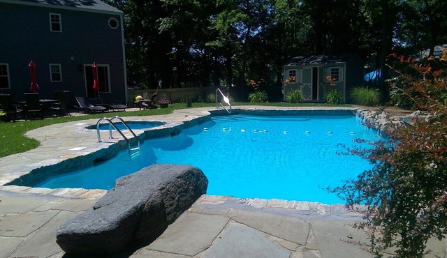 Greenport Beach House. Heated Pool, Hot Tub & Beach Access. 4BR/2BA Sleeps 8