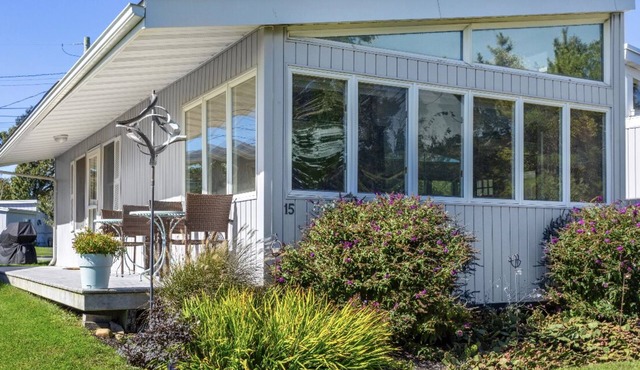 Greenport Waterfront Cottage w/Private Beach