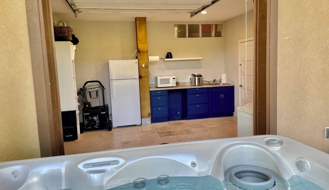 Guadalupe River Front 5 bedroom, 3 baths. Float, Fish, & Shuffle Board in Spring Branch