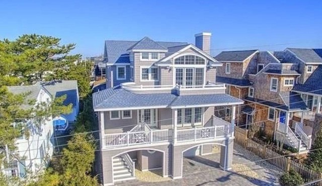 Half price Aug 28-Sept 9! Beach Haven LEHYC new home with pool and outdoor kitch