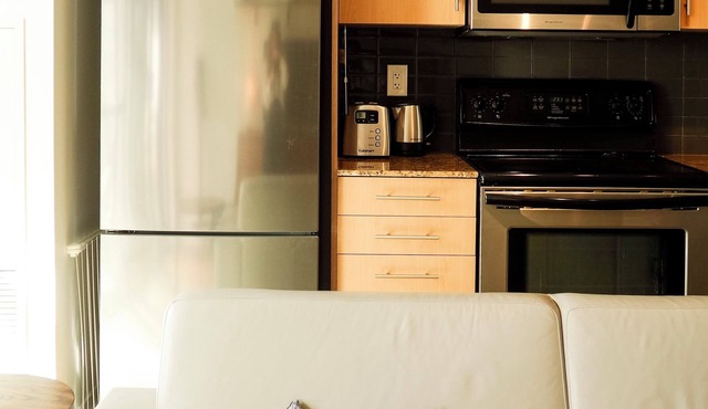 Heart of Toronto - Chic Studio with Top Amenities and CN Tower View