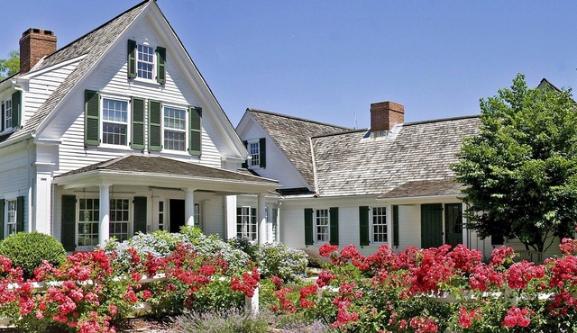 Hedgebound Estate The best of Cape Cod with Pool and Hot Tub.