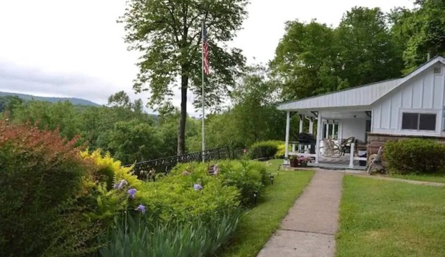 Hillside Retreat Overlooking the Allegheny River. with valley views.