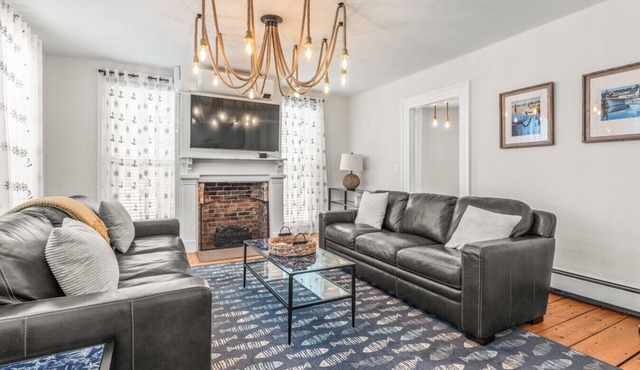 Historic 6-Bed Pet-Friendly Home, Walk to Seaport