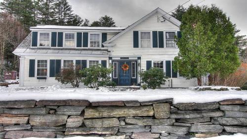 Historic 8BR Retreat with Hot Tub Near Stratton & Bromley, Londonderry, Vermont