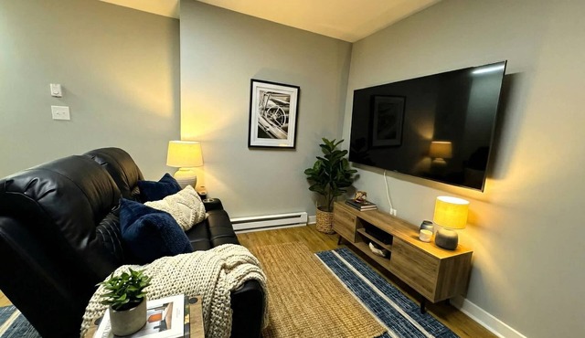Historic Apt: King Bed & Workspace