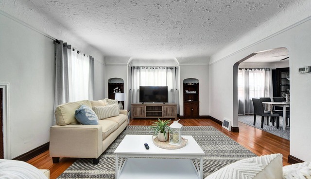 Historic District 2BR on 2nd Floor near Cleveland Clinic ~ Safe & Quiet Area