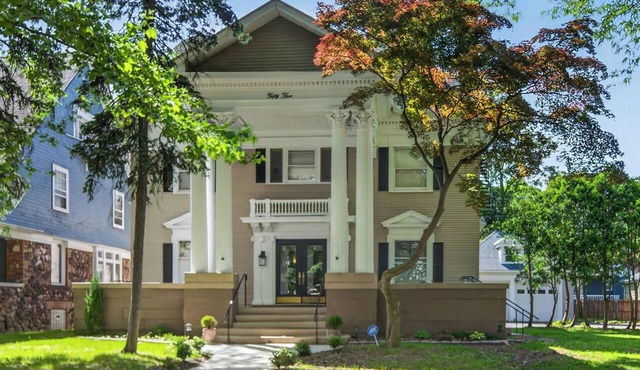 Historic East Ave Studio~King BD~Walkable~Central1