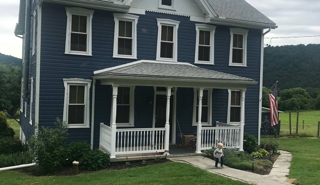 Historic Farmhouse with private river access to Juniata River