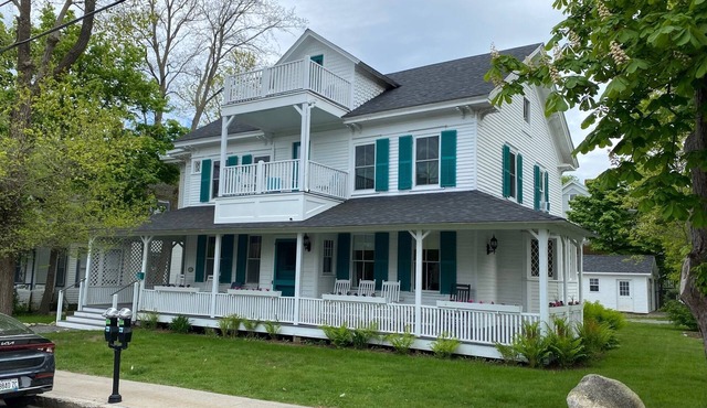 Historic Petunia Cottage: Large Renovated Victorian Excellent In-town Location