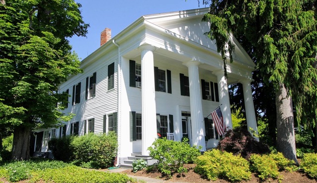 Historic "Pillar" Estate. Minutes from Taughannock Falls-Lake Cayuga-Wine Trail