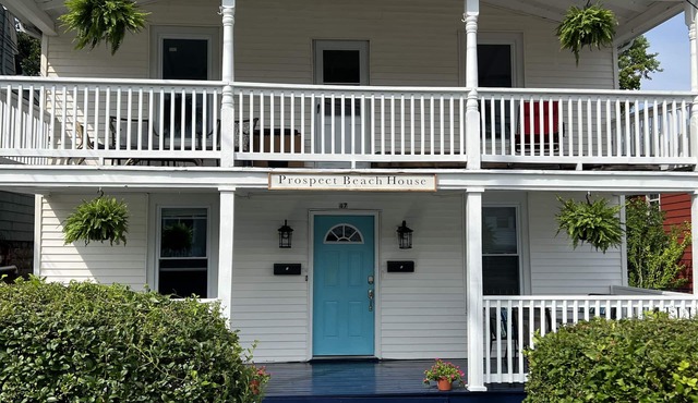 Historic Prospect Beach House - 1 minute walk to Beach
