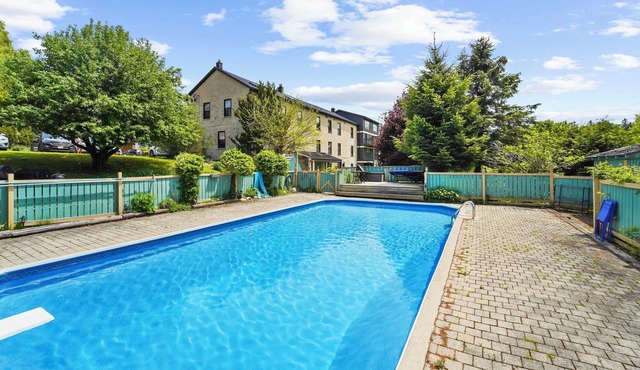 Historical Dreamy Loft Retreat in the Heart of Elora- Minutes from Downtown