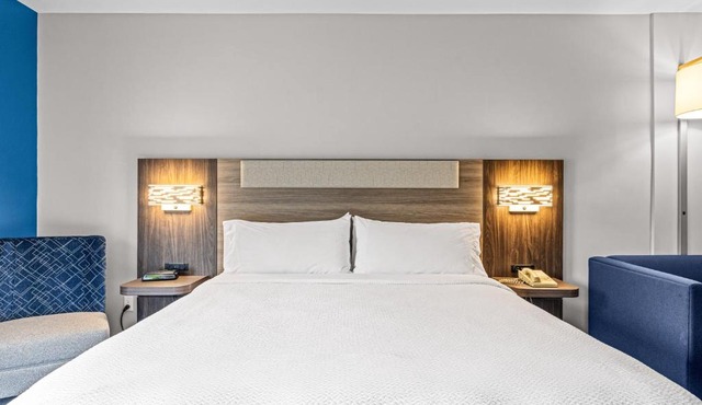Holiday Inn Express & Suites Carneys Point - Pennsville by IHG