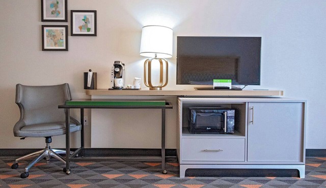 Holiday Inn & Suites Philadelphia W - Drexel Hill by IHG