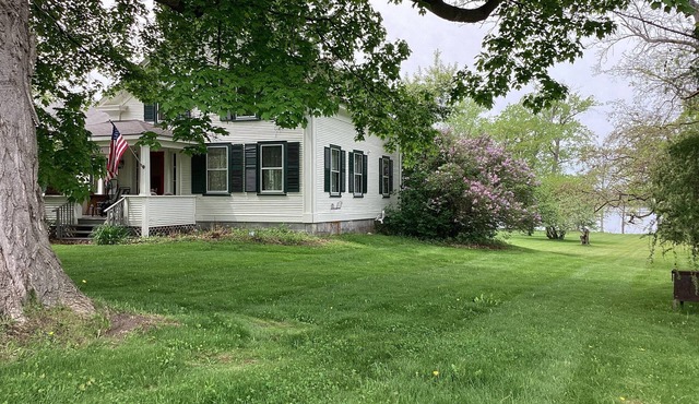Holiday Landing is a 5-bedroom lakefront home with AC in North Hero , sleeps 10!