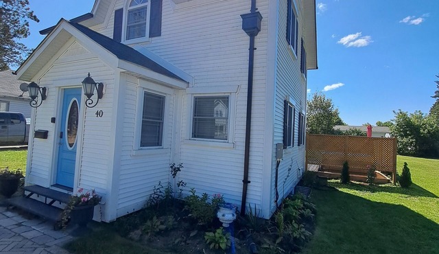 Home Away From Home, come and relax in a beautiful old country home with Jacuzzi