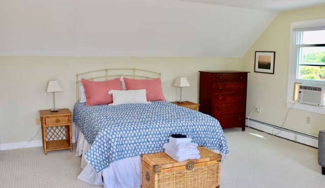 Honeysuckle Suite with AC & Deck