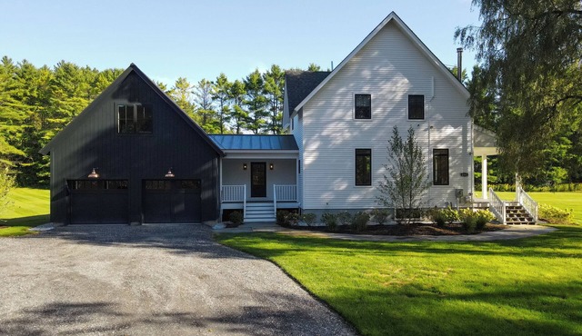 Horse Show: Minutes from Dorset & Manchester, Porch, TV Loft