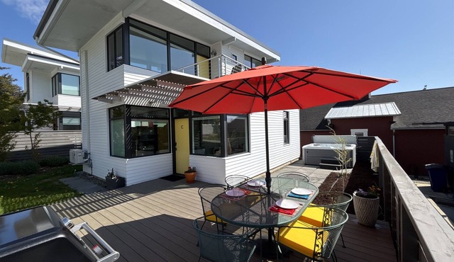 Hot Tub/Central/Modern/Well Appointed/Immaculate in Eastsound
