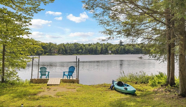 Hot tub coming soon! Lakefront, Firepit, Kayak, Games, Pet friendly,