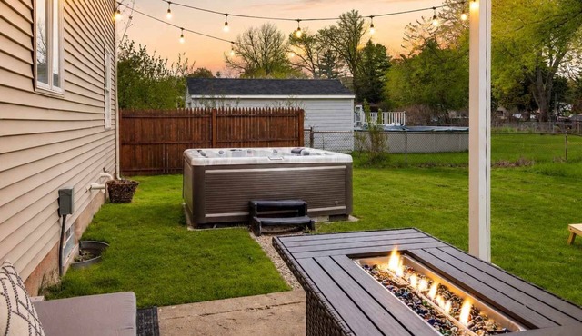 😎Hot Tub + Game Room 😎 w/King Beds by Dwnt/UofR